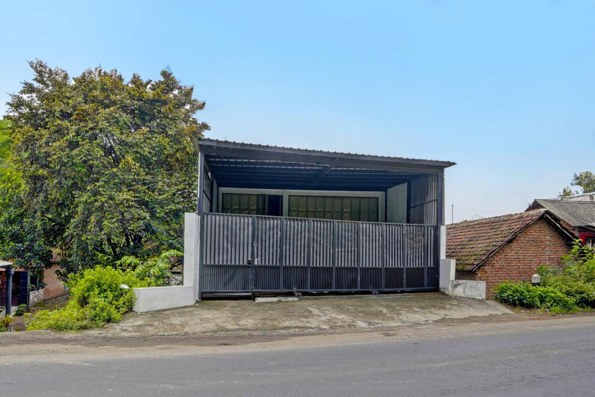 Oyo Life 91947 Kost Barokah Syariah Mojokerto
